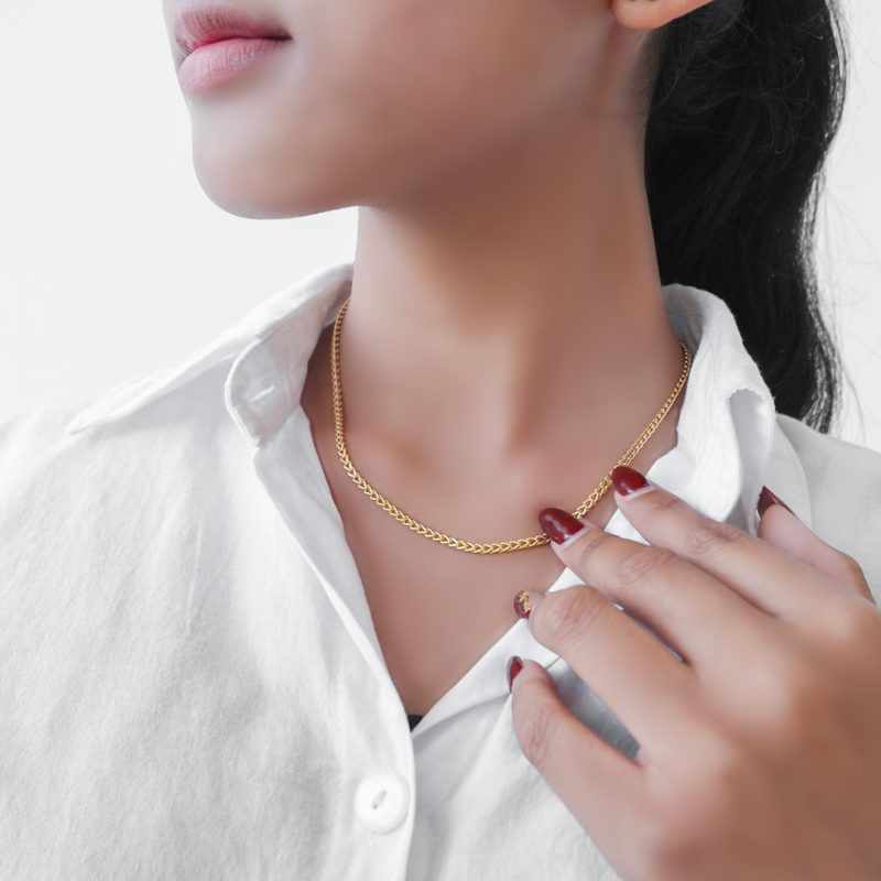 Ilustrasi model perhiasan mengenakan baju putih - Istimewa