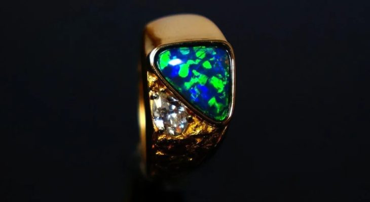 Black Opal - Danmekis, CC BY-SA 3.0/Wikimedia Commons