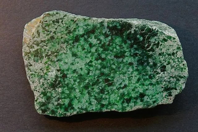 Jadeite (Batu Giok) - Ralph Bottrill, CC BY 3.0/Wikimedia Commons