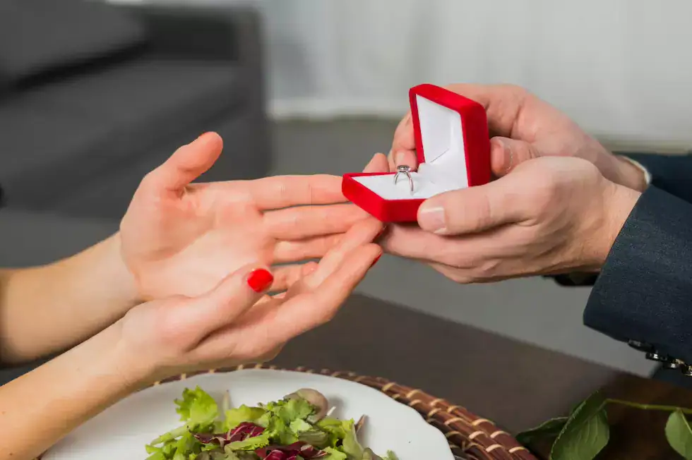 perbedaan cincin tunangan dan cincin nikah